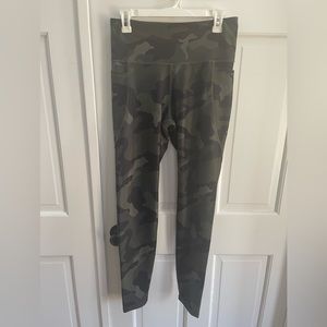 Old Navy army green camo high rise Powersoft leggings size L